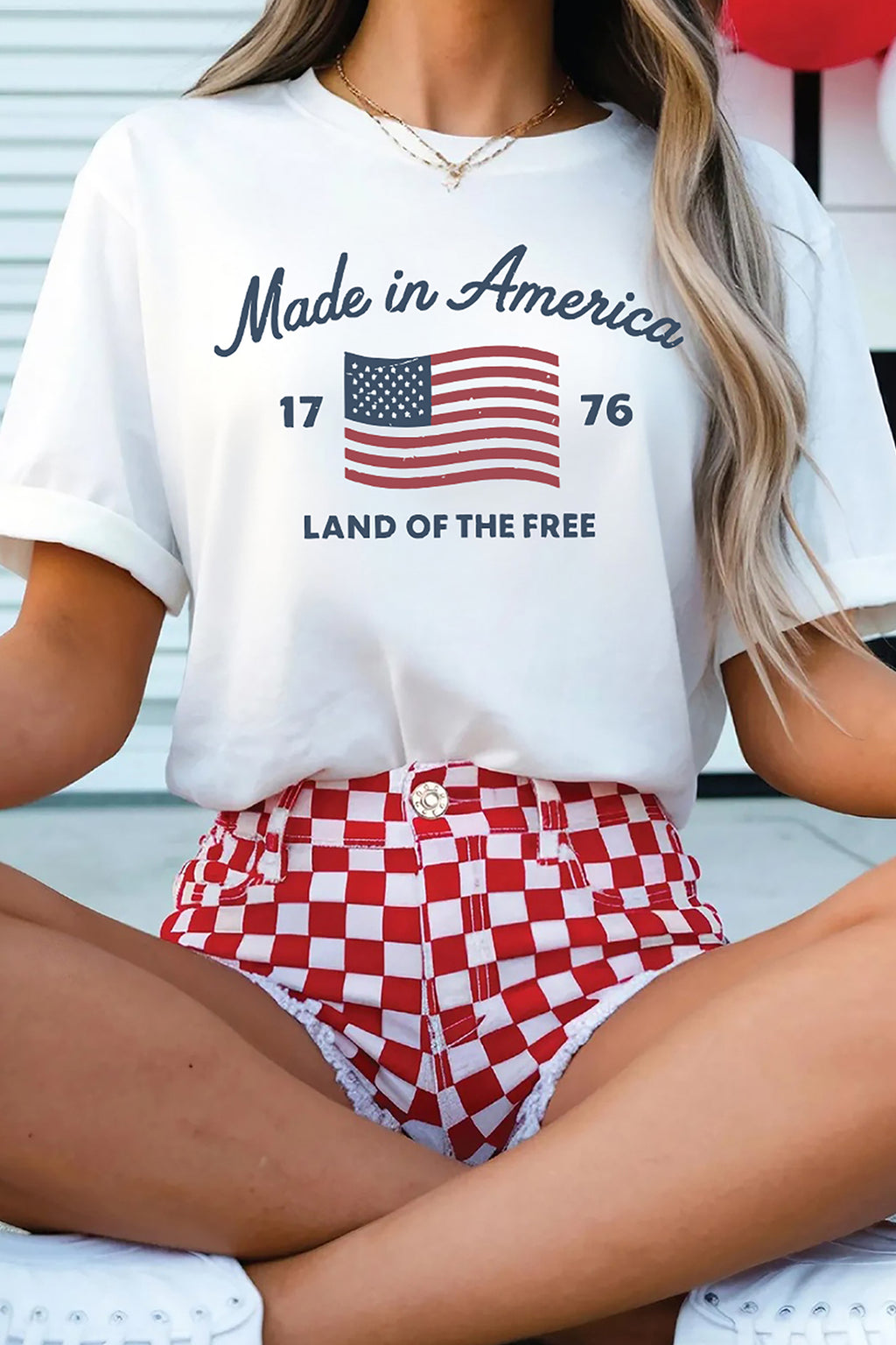 Weißes T-Shirt mit amerikanischer Flagge im Retro-Design