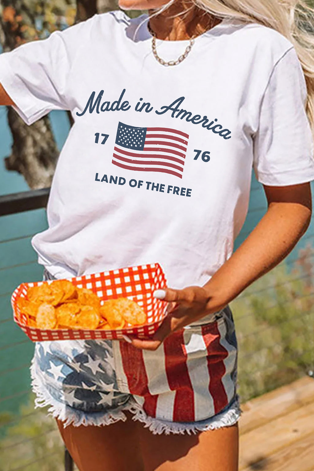 Weißes T-Shirt mit amerikanischer Flagge im Retro-Design