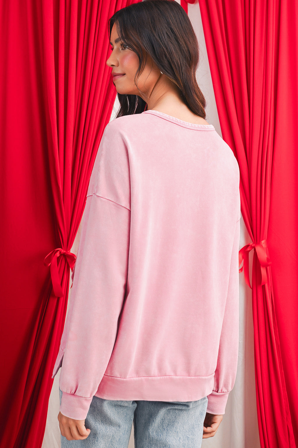 Leuchtend pinkes Mineral Wash Waffle-Pullovershirt mit Schleifchen-Patch