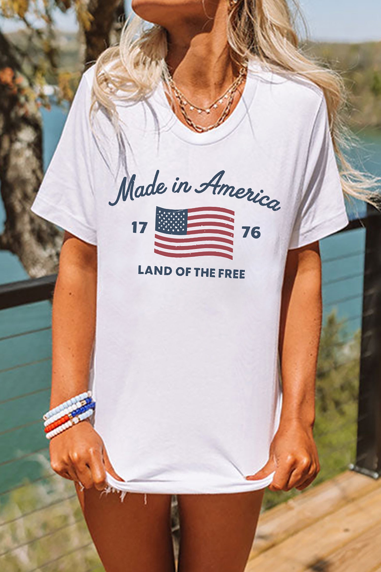 Weißes T-Shirt mit amerikanischer Flagge im Retro-Design