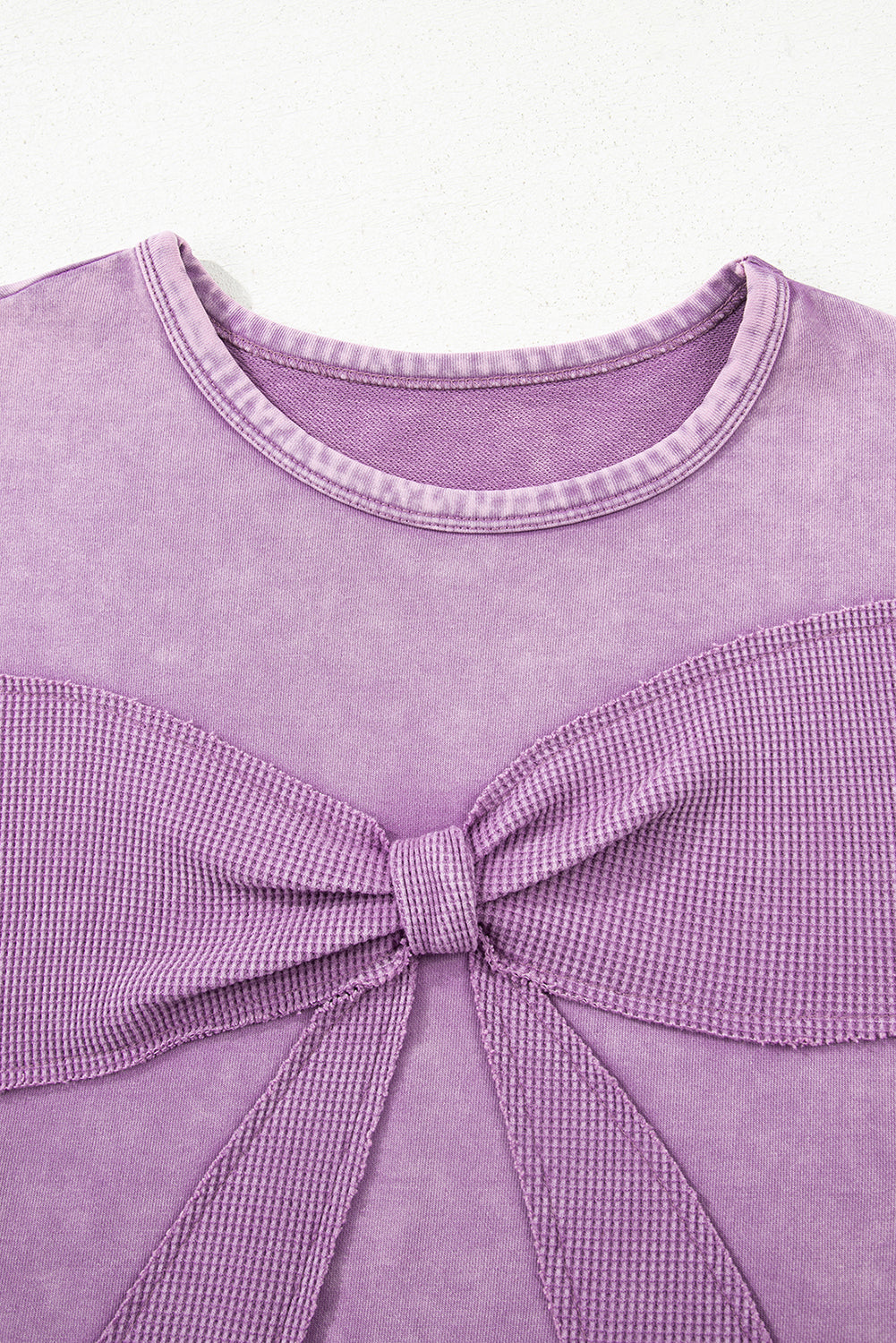 Leuchtend pinkes Mineral Wash Waffle-Pullovershirt mit Schleifchen-Patch