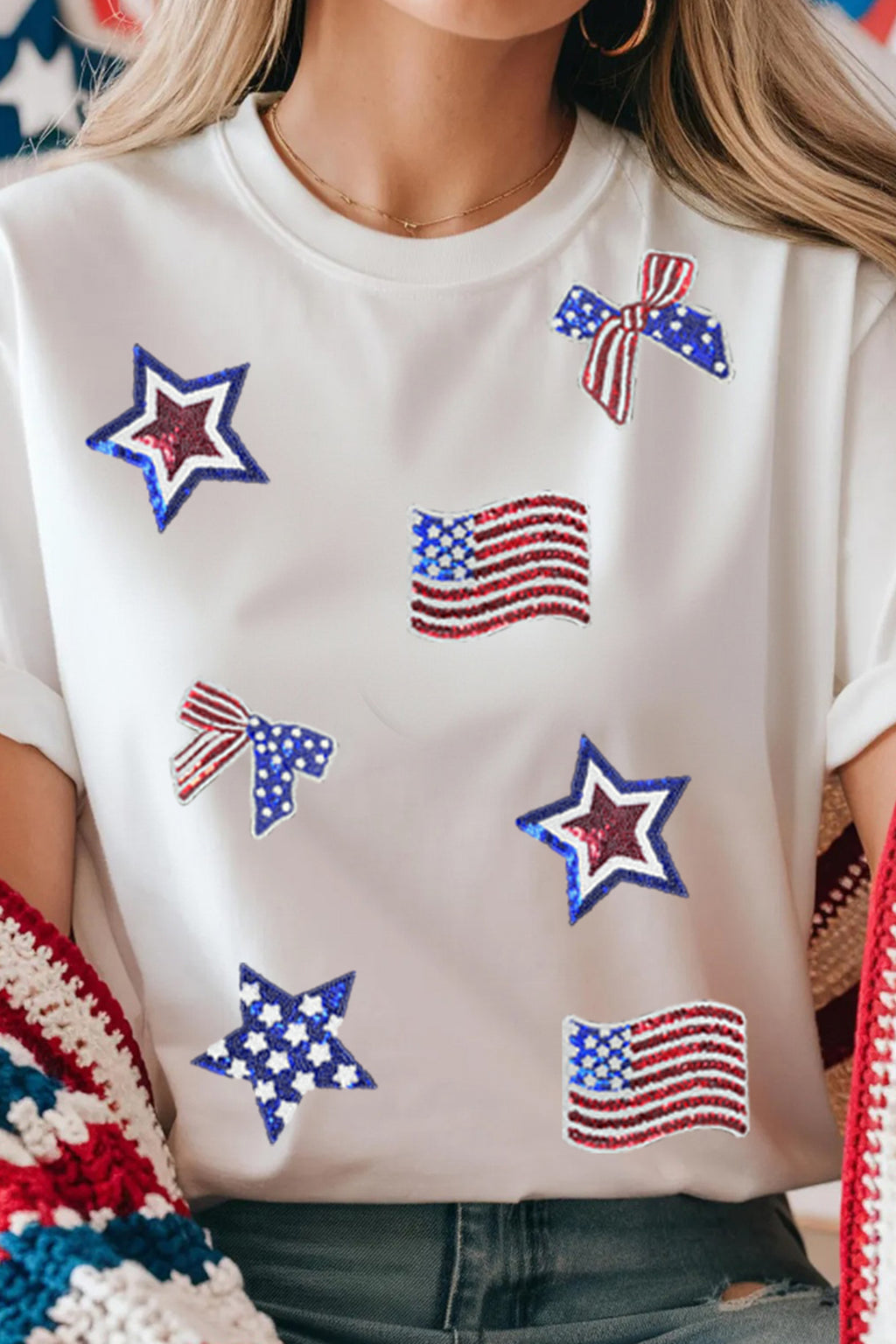 Weißes Pailletten-Patriotismus-Elemente-Patchwork-T-Shirt mit Rundhalsausschnitt