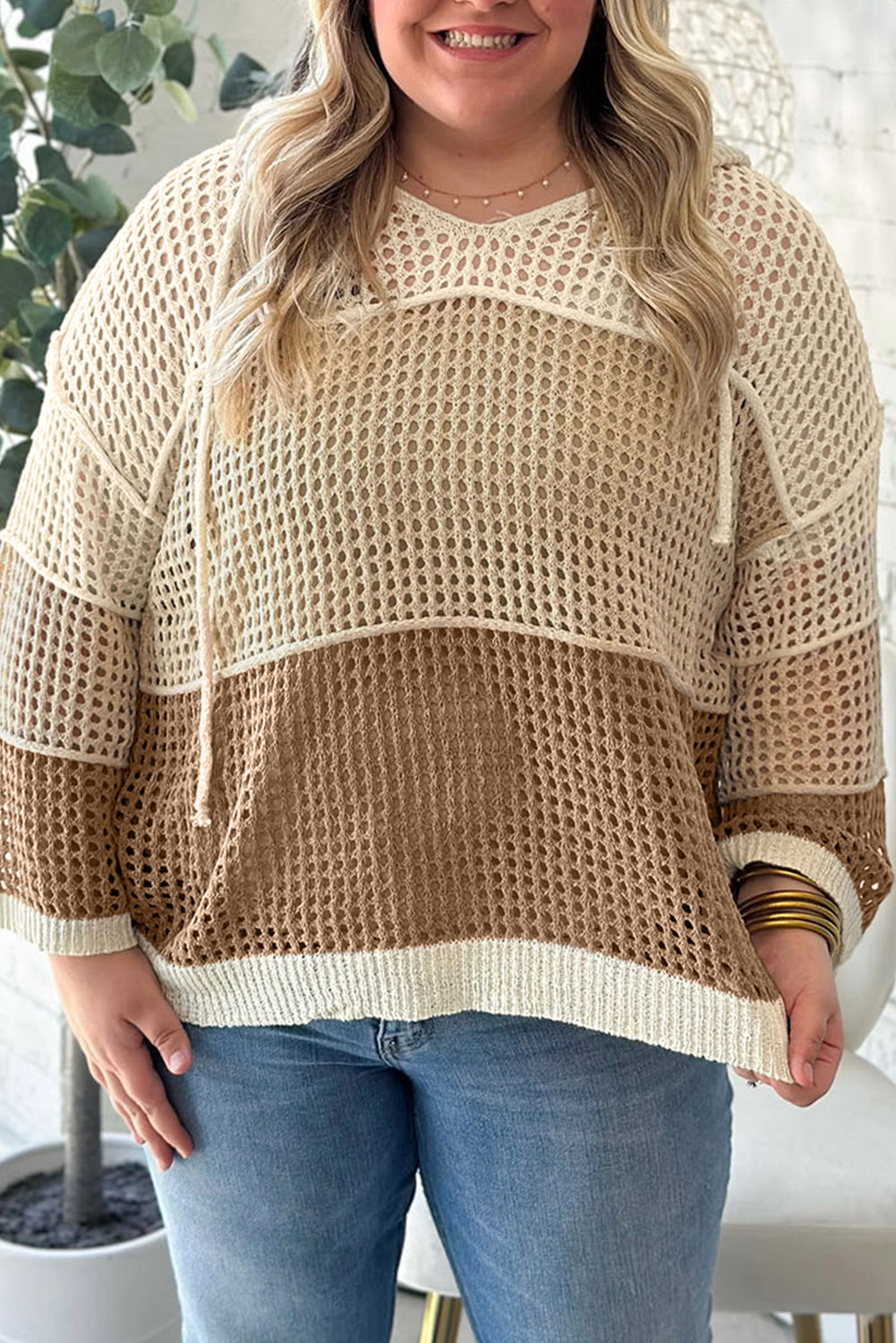 Pergamentfarbener Colorblock-Pullover mit Lochmuster und Kapuze in großen Größen