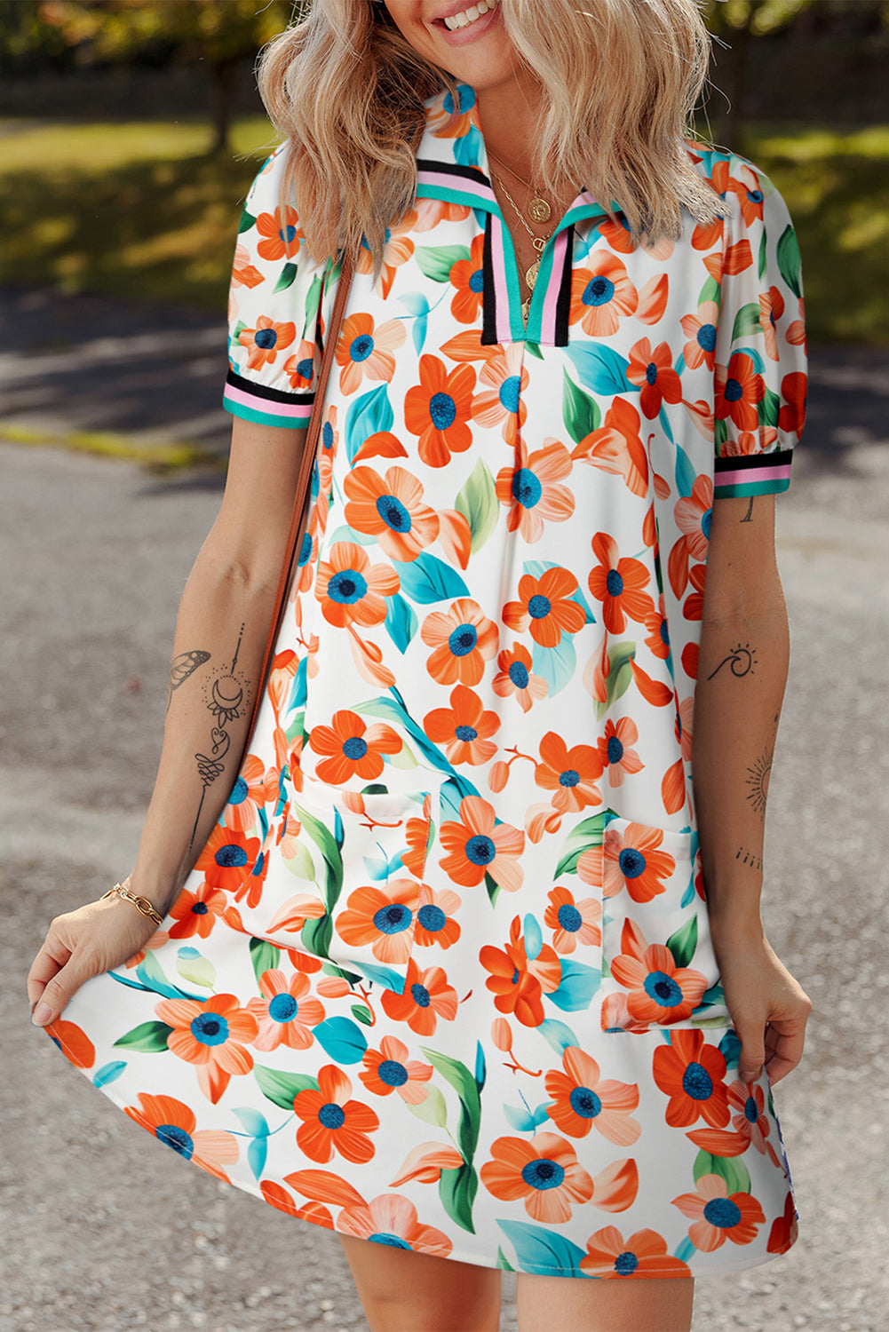 Orangefarbenes Minikleid mit Blumenmuster, Puffärmeln und geteiltem Ausschnitt