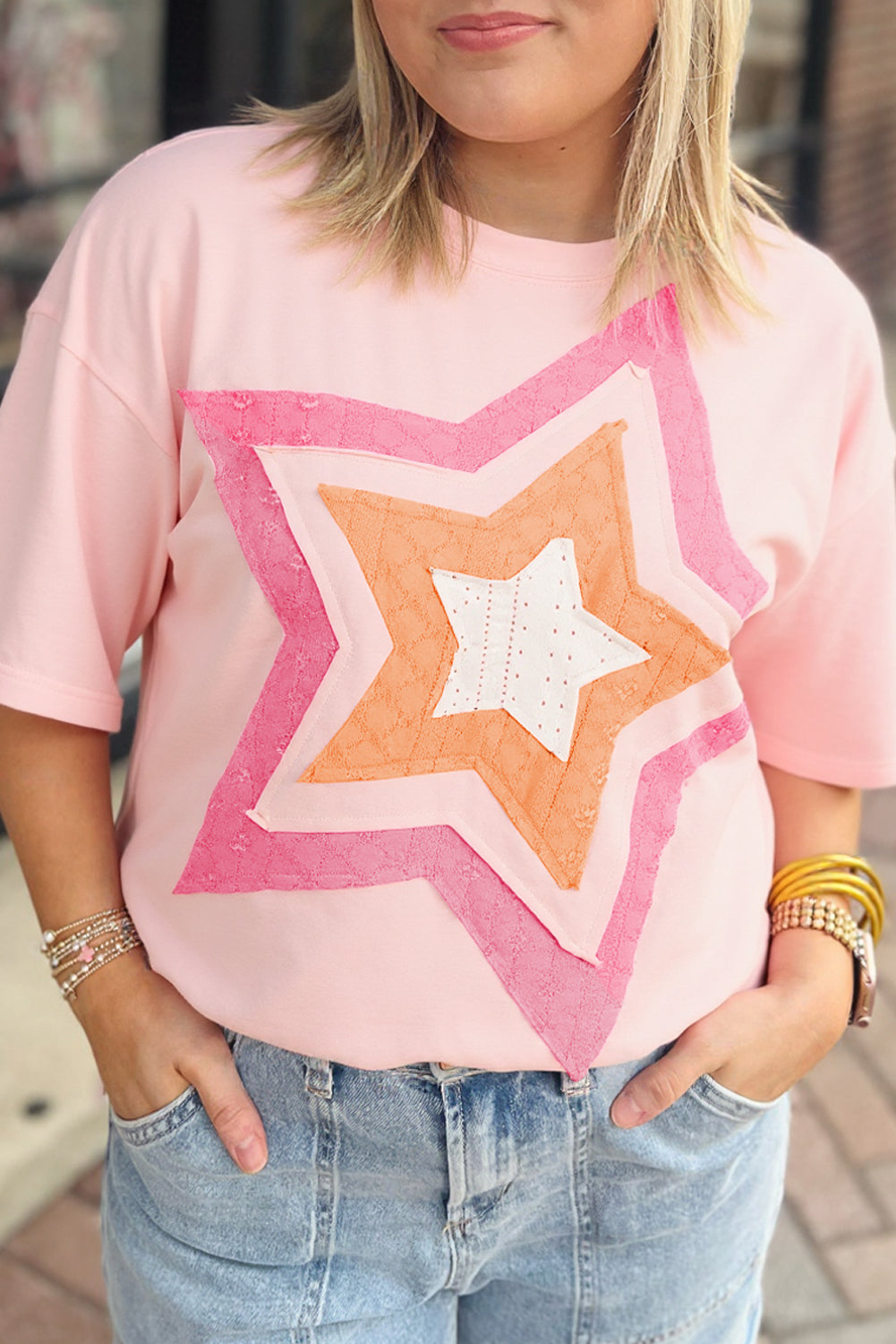 Hellrosa Ösen-Colorblock-Sternenapplikation Übergröße T-Shirt