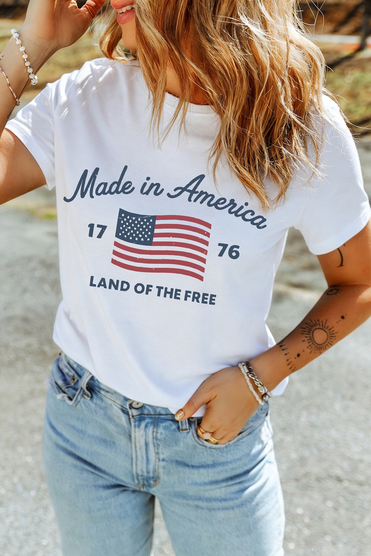 Weißes T-Shirt mit amerikanischer Flagge im Retro-Design