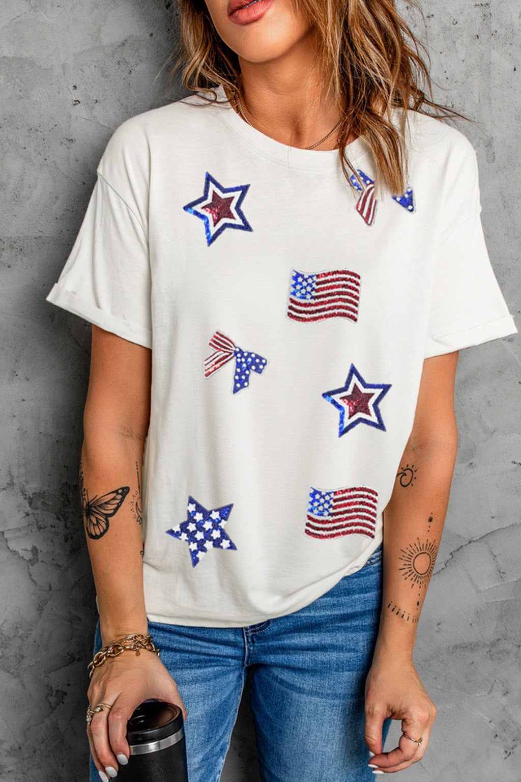 Weißes Pailletten-Patriotismus-Elemente-Patchwork-T-Shirt mit Rundhalsausschnitt