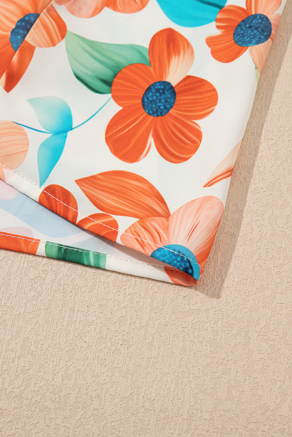 Orangefarbenes Minikleid mit Blumenmuster, Puffärmeln und geteiltem Ausschnitt