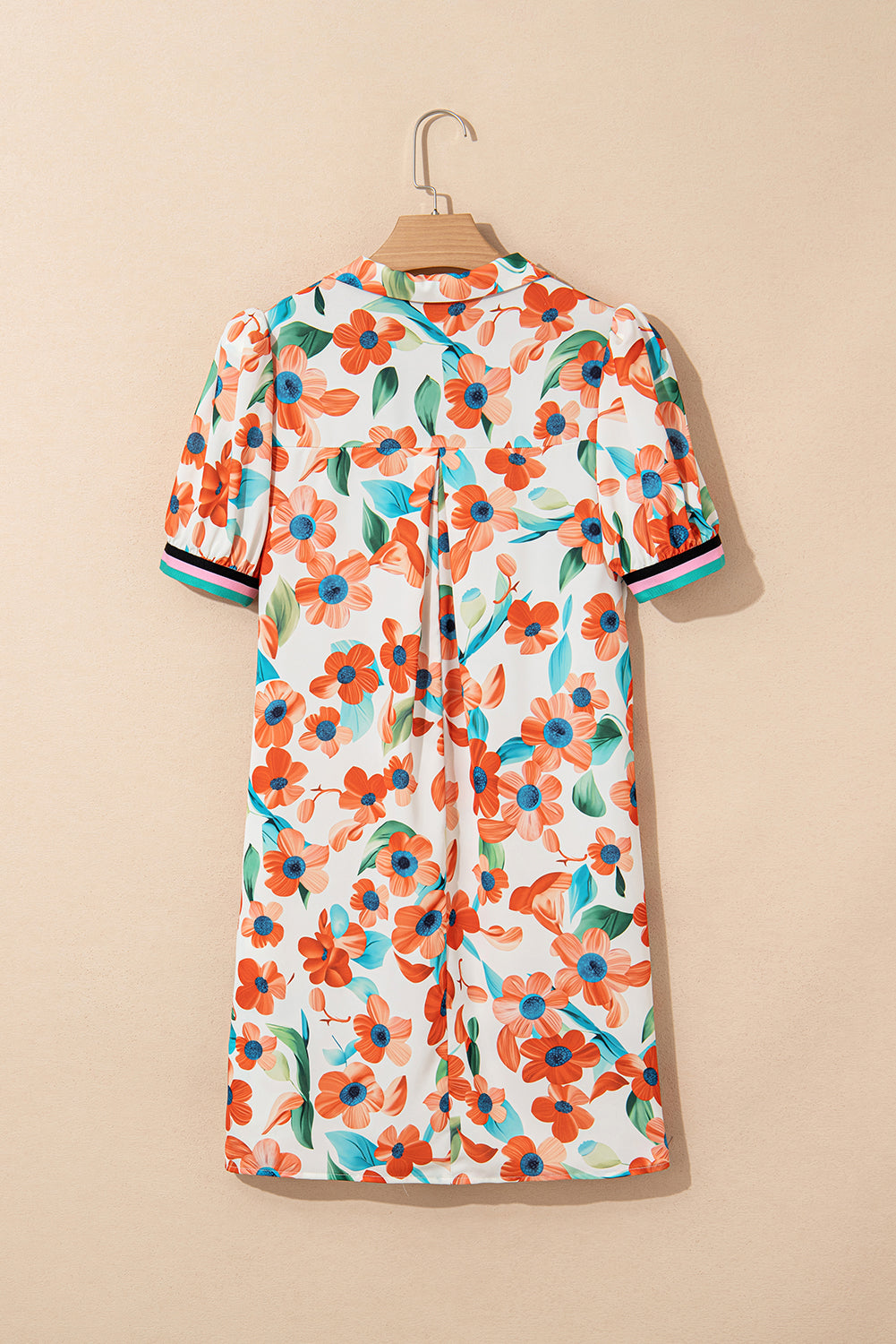 Orangefarbenes Minikleid mit Blumenmuster, Puffärmeln und geteiltem Ausschnitt