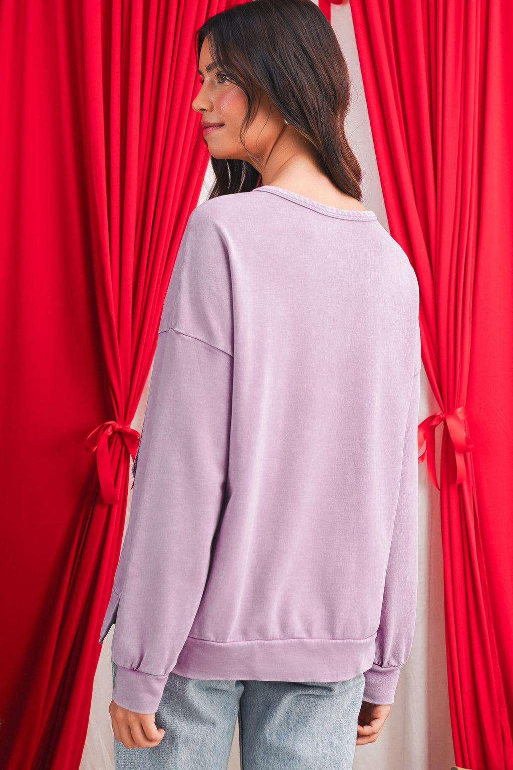 Leuchtend pinkes Mineral Wash Waffle-Pullovershirt mit Schleifchen-Patch