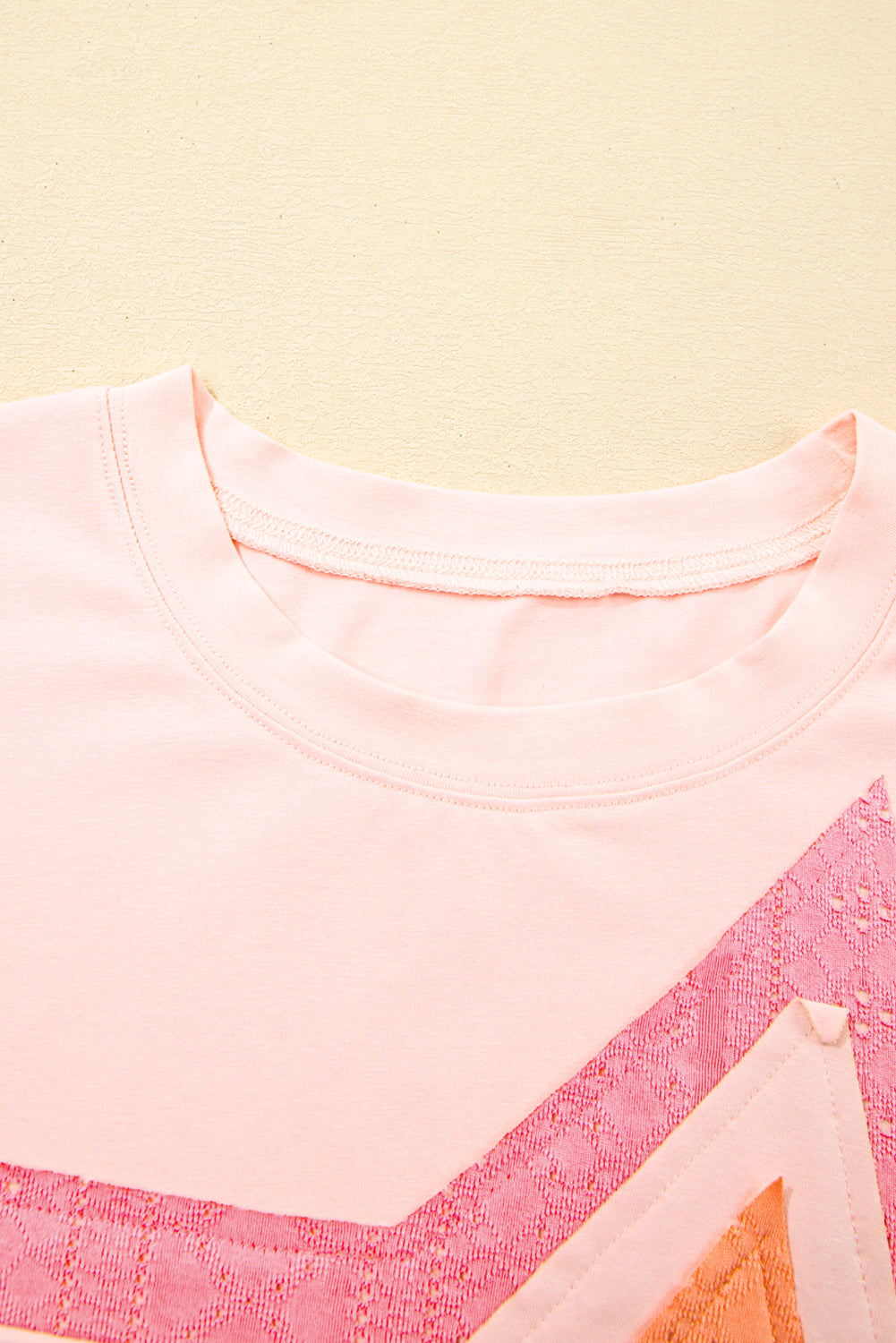 Hellrosa Ösen-Colorblock-Sternenapplikation Übergröße T-Shirt