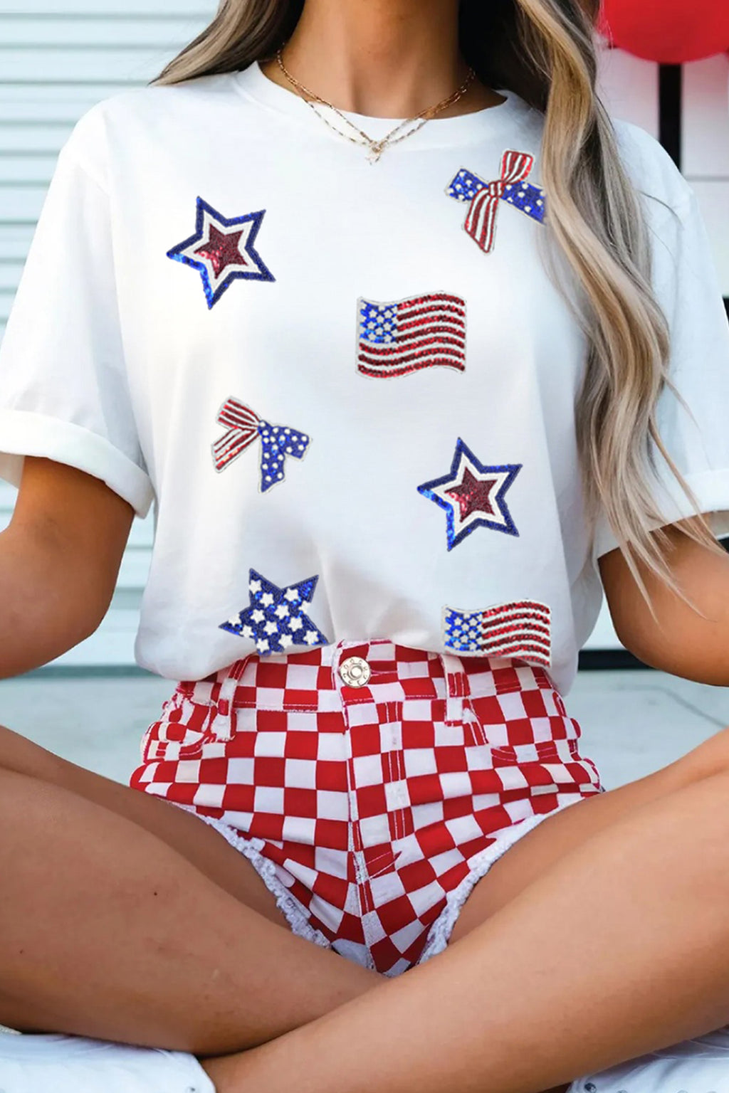 Weißes Pailletten-Patriotismus-Elemente-Patchwork-T-Shirt mit Rundhalsausschnitt