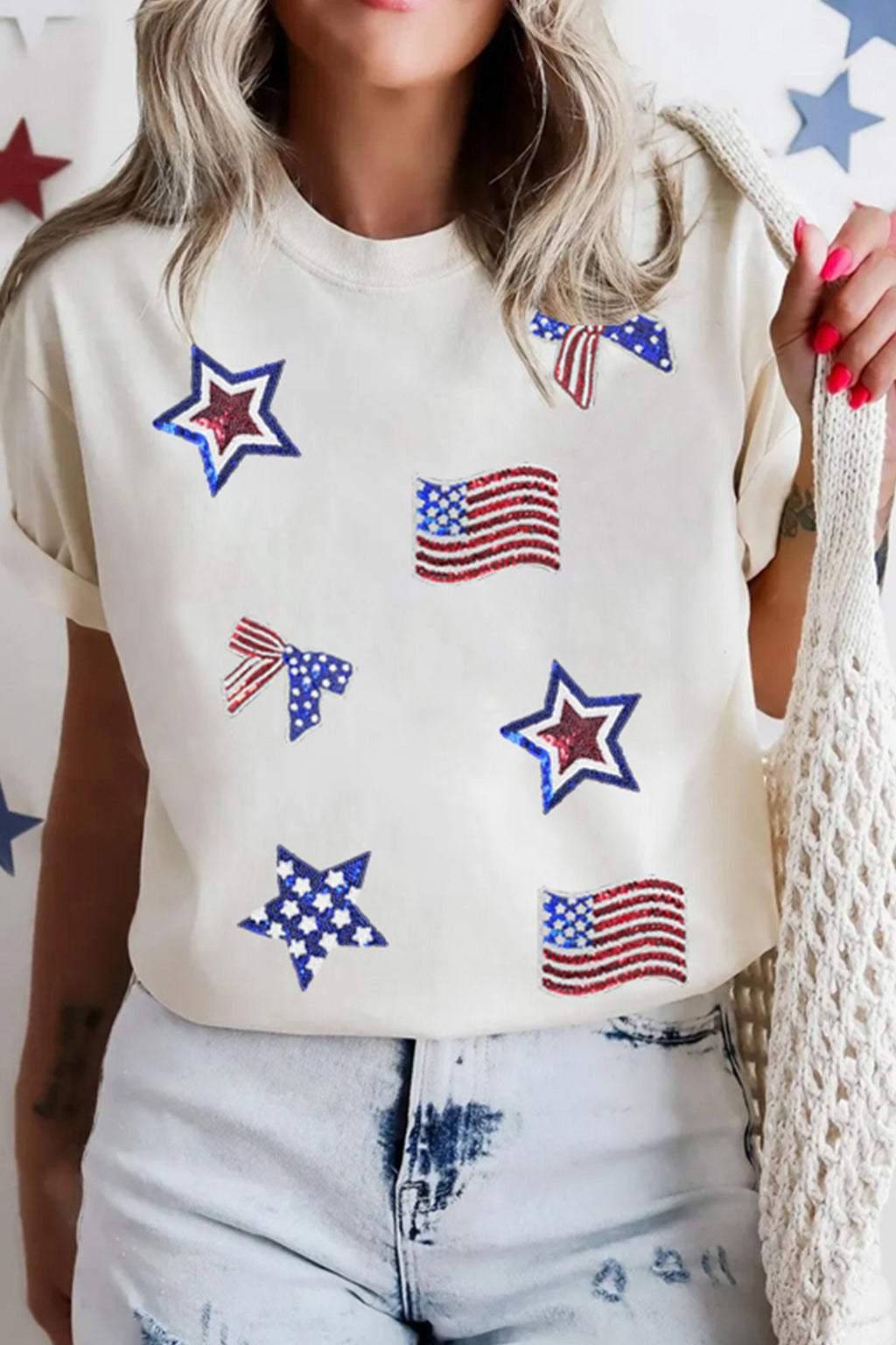 Weißes Pailletten-Patriotismus-Elemente-Patchwork-T-Shirt mit Rundhalsausschnitt