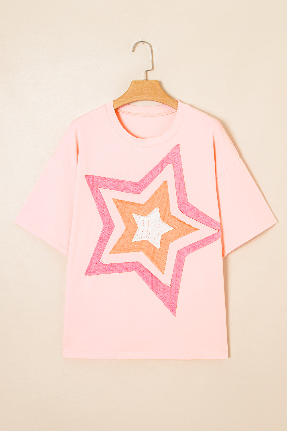 Hellrosa Ösen-Colorblock-Sternenapplikation Übergröße T-Shirt