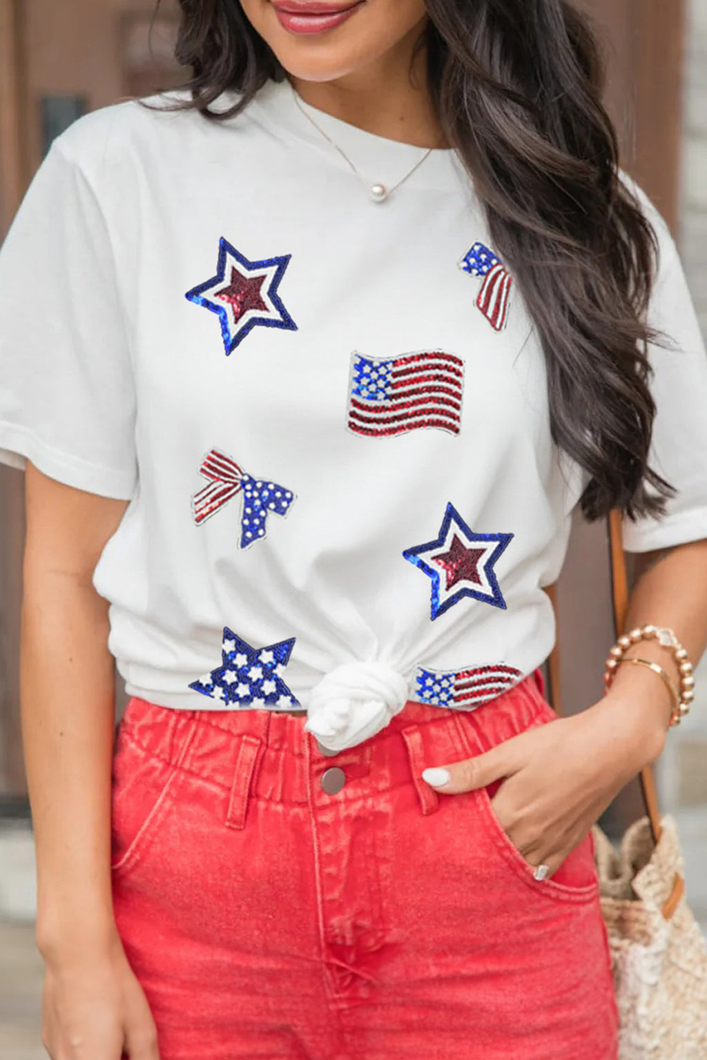 Weißes Pailletten-Patriotismus-Elemente-Patchwork-T-Shirt mit Rundhalsausschnitt