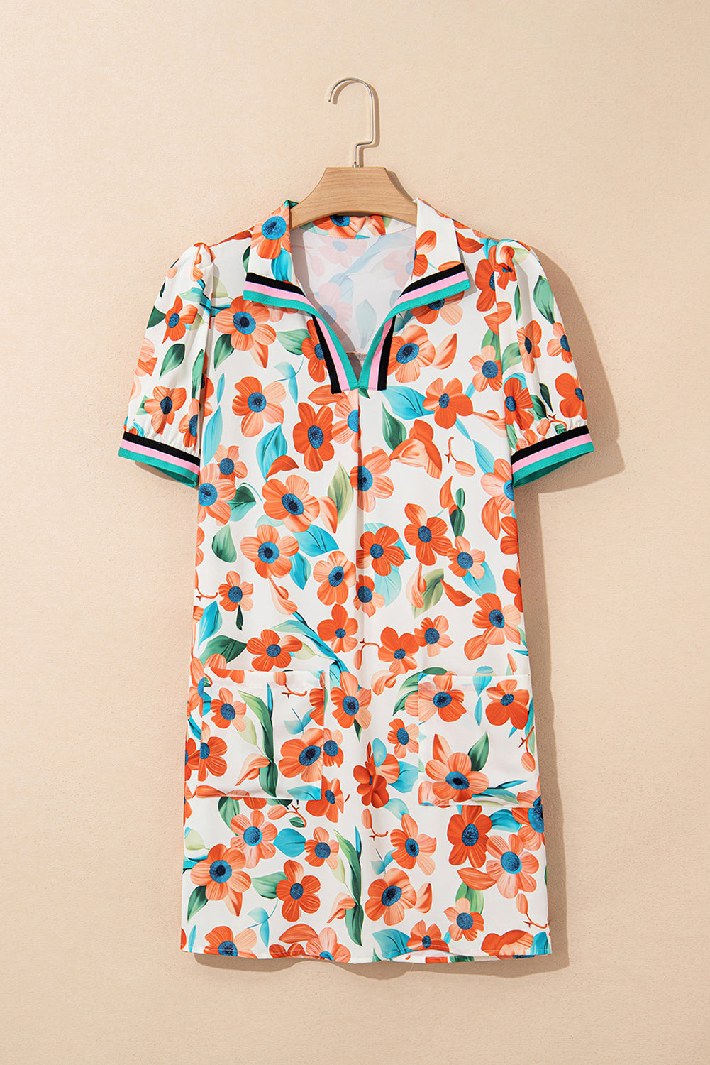 Orangefarbenes Minikleid mit Blumenmuster, Puffärmeln und geteiltem Ausschnitt